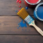 découvrez comment le pinceau plat, outil polyvalent, facilite la peinture des murs, boiseries et meubles pour des finitions parfaites et professionnelles.