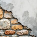 découvrez les erreurs courantes à éviter lors de la rénovation des murs en pierre touchés par l'humidité, pour préserver la solidité et l'esthétique de votre bâtiment.