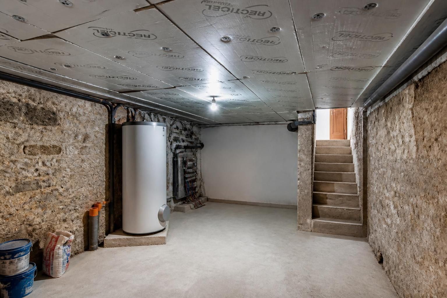 découvrez les meilleures méthodes pour isoler efficacement un plafond de cave et améliorer le confort thermique de votre maison tout en réduisant vos factures d'énergie.